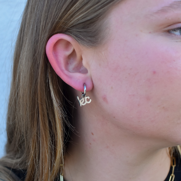 EB and Co. – brincos huggies por atacado – Brincos de argola Huggie Silver Script Charm Kansas City3