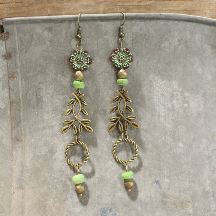 Boucles d'Oreilles Pendantes Fleur de Vigne pour la vente par The Primitive Peddler, Inc.