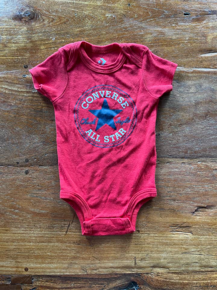 Macacão Converse 0-6m por atacado de BabyK Boutiques