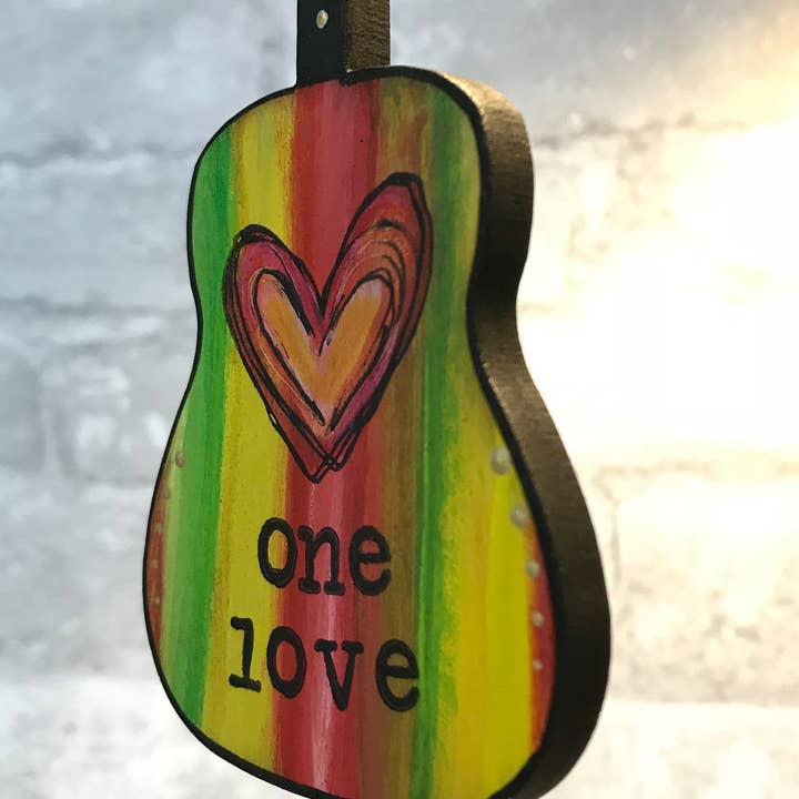 Clever Clogs Art - Vente Objets de décoration - One Love, Bob Marley, ornement de guitare4