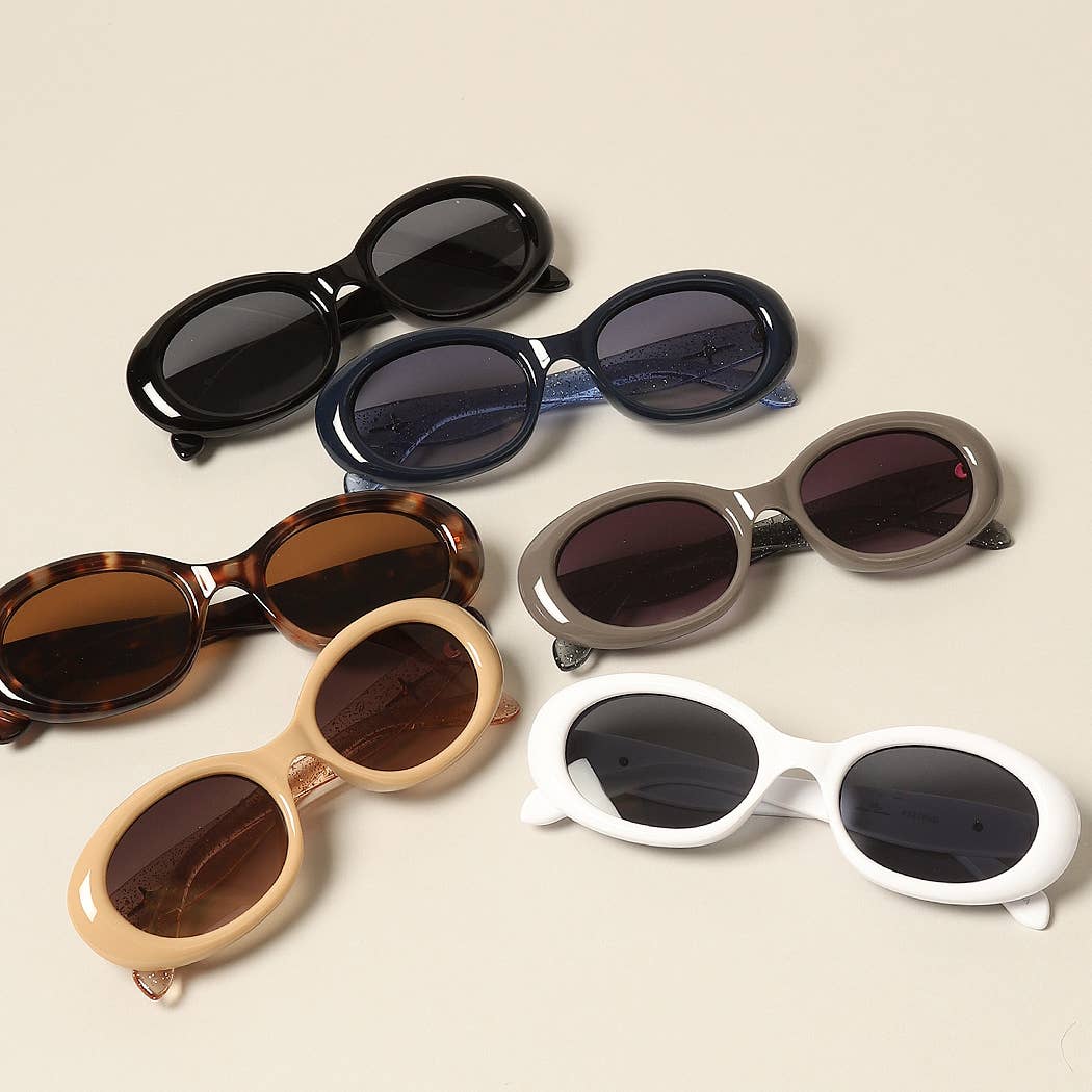 12 CORES SORTIDAS Óculos de sol Oval Glitter da moda para mulher para venda a revendedores na Faire0