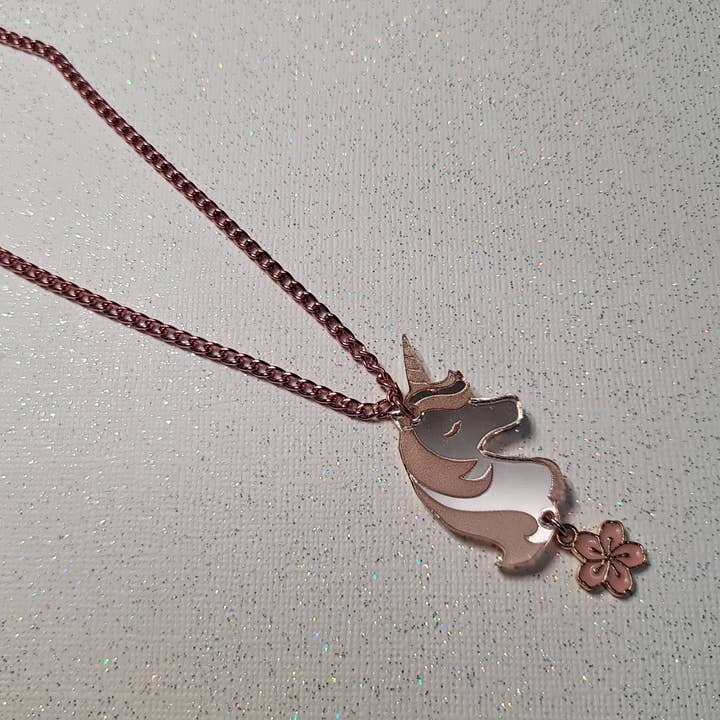 Collier pendentif licorne/fleur pour la vente par Brilliant Young & Beautiful Boutique