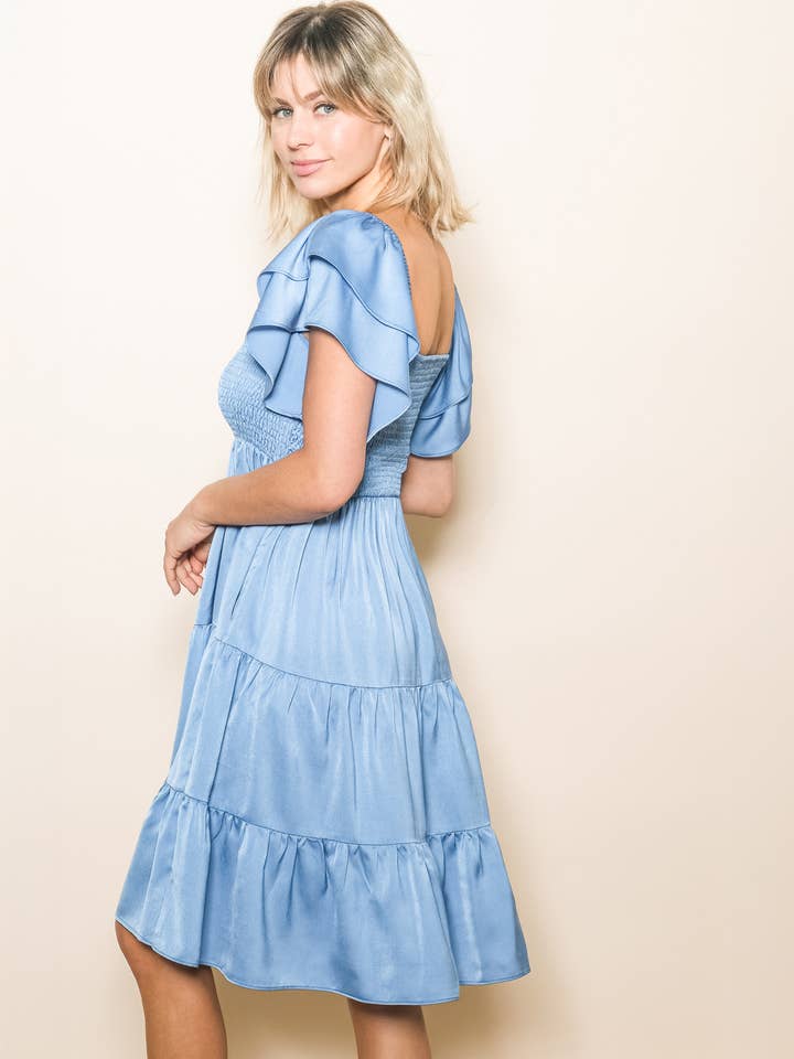 Kleid aus mattem Satin mit Flatterärmeln, gesmoktem Brustbereich und stufigem Rock. für den Großhandel von Elloh Collection