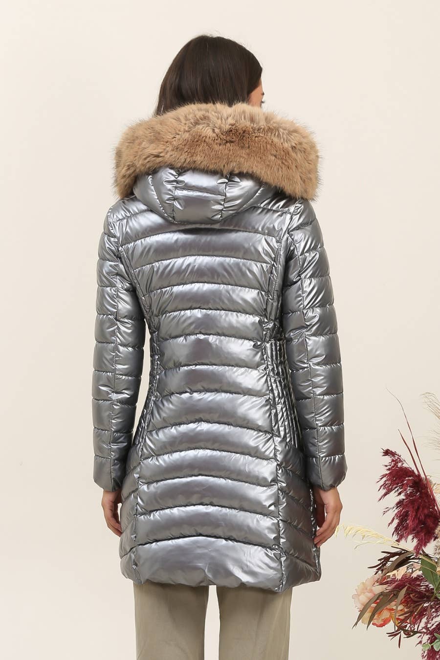 Attrait Paris – Großhandel Pufferjacke – Damen – Metallic lange Steppjacke mit Fell am Kapuzenrand28