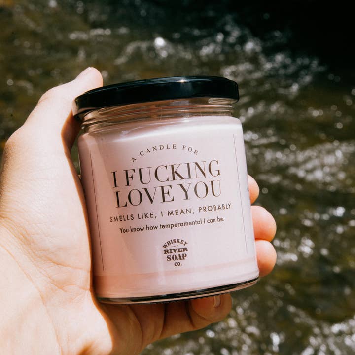 Whiskey River Soap Co. – Großhandel Kerze im Glas / gefüllte Kerze – Kerze „Ich liebe dich verdammt noch mal“ | Lustige Kerze