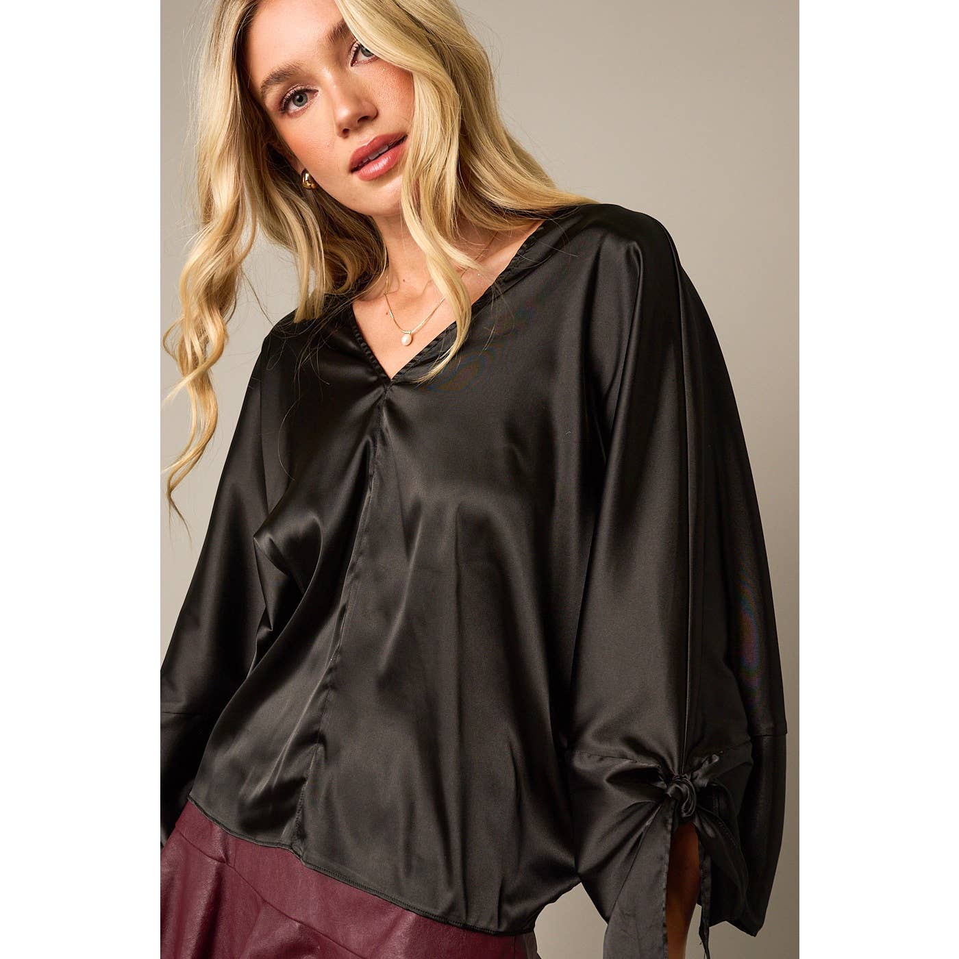 mittoshop - Vente Chemisier – femme - BLOUSE EN SATIN À MANCHES LONGUES AVEC DÉTAIL NŒUD ET COL EN V0