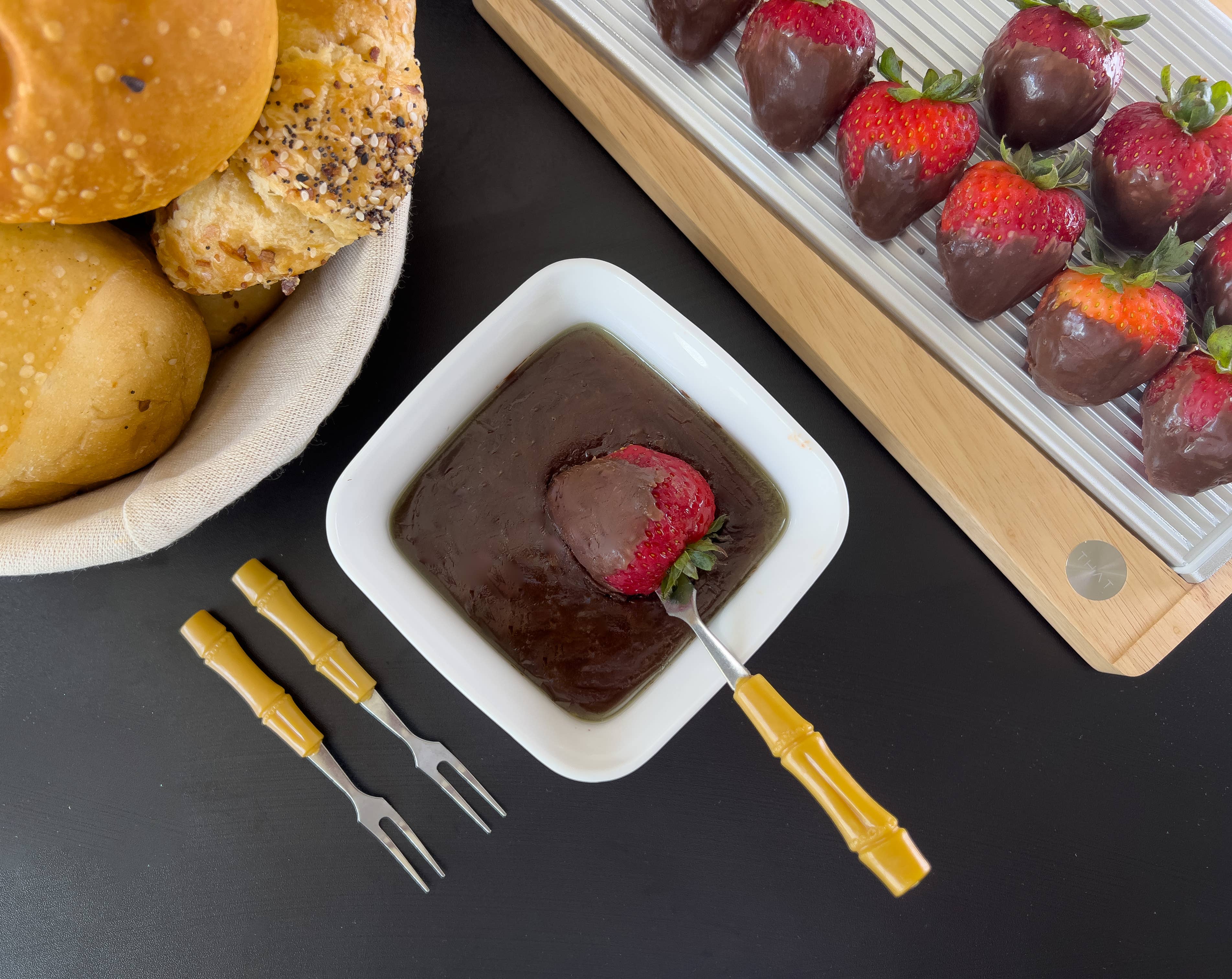 THAT Inventions - Wholesale Dip - HeatTHAT! 1-Hour Heated Tableware3