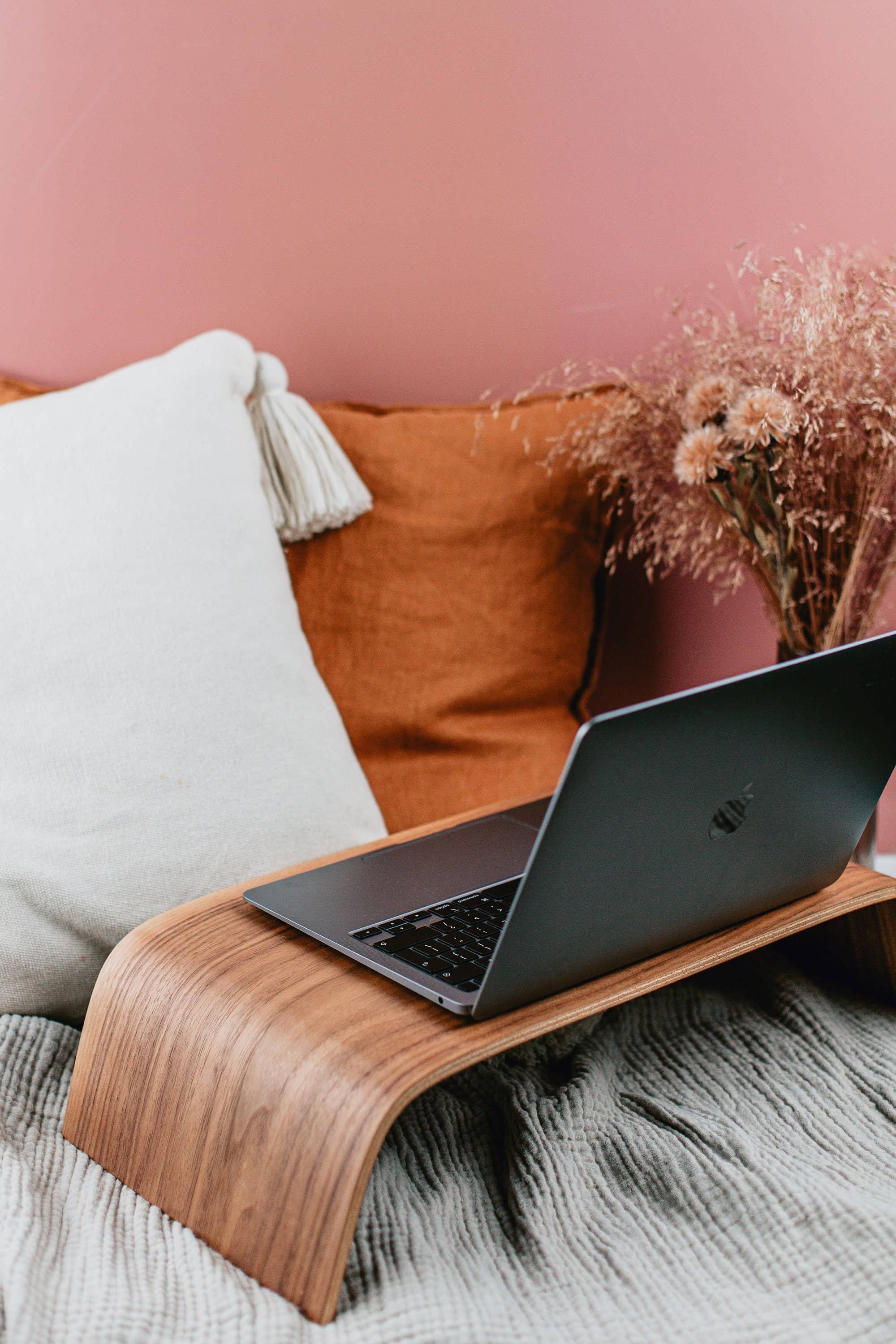 Halostands – Engroshandel Skrivebordsforhøjer – Bærbart laptopbord i amerikansk valnød7