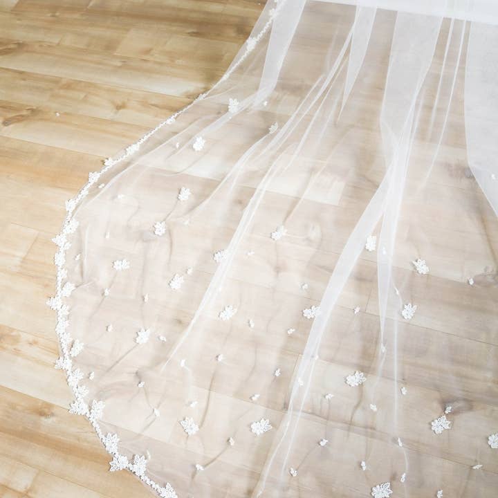 Miss Foxine Couture - Wholesale Veil - Women's - Eislyn Floral Wedding Veil in Off-White and Ivory4