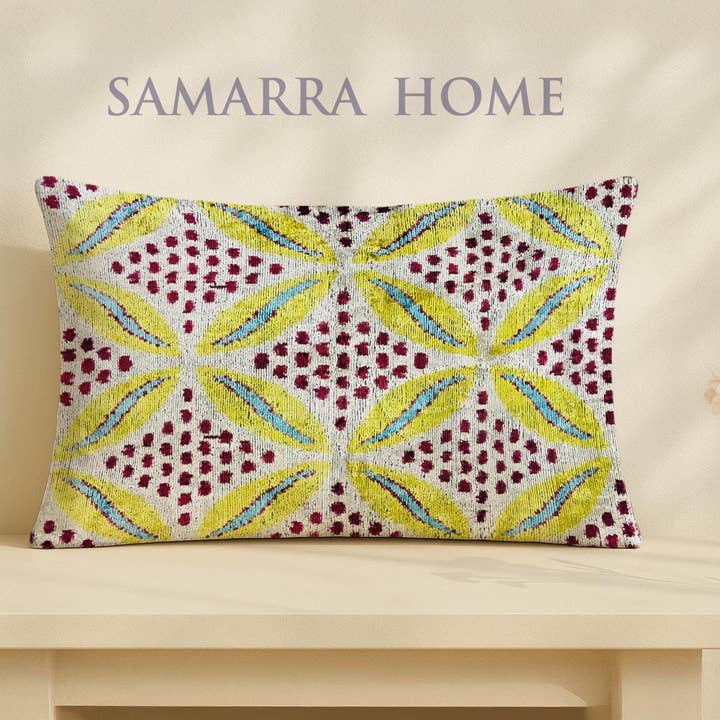 Coussin en Velours Ikat Épais Siena avec Accents Jaunes pour la vente par Samarra Home