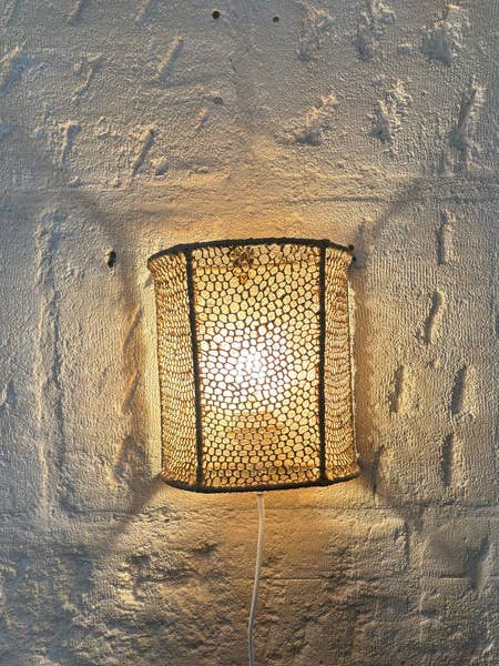 Luminária de parede Hammamet em ráfia com padrão colmeia por atacado de BAHIA HOME