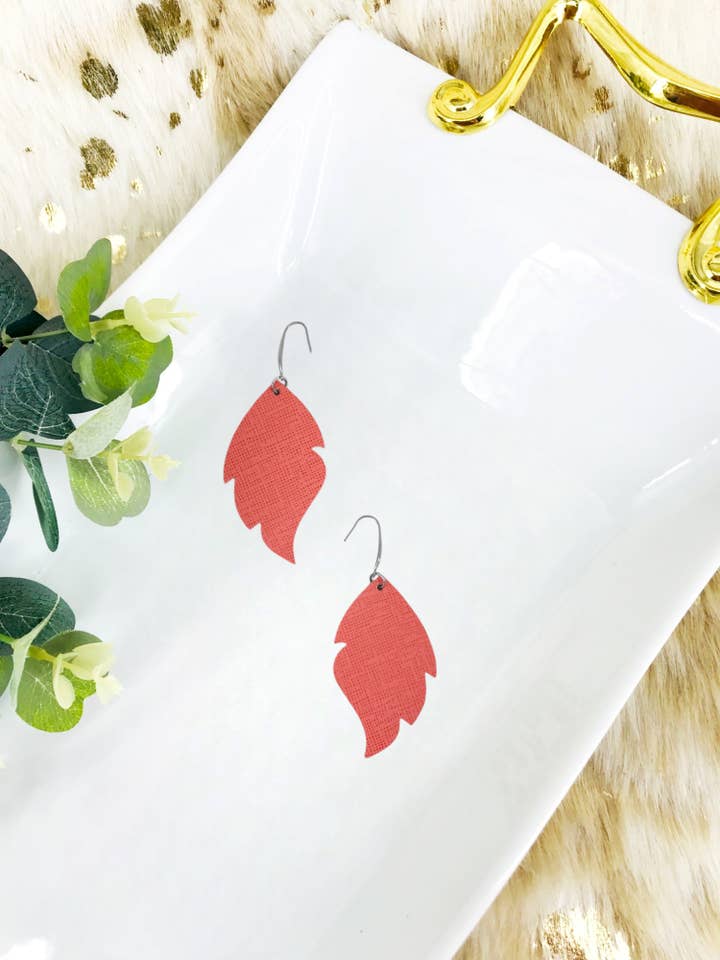 Coral Weave Læder Dingle Øreringe for engroshandel hos Magnolia & Peach Jewelry Boutique, LLC