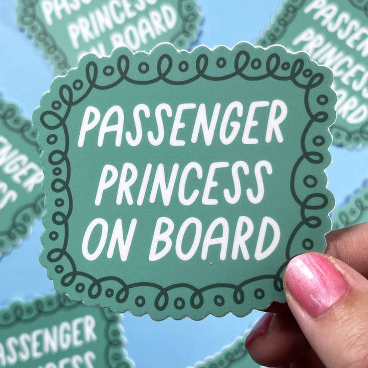 And Here We Are - Vendita all'ingrosso Adesivo - Adesivo Principessa Passeggera - Calza della Befana, Festività, Guida ai Regali0