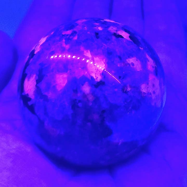 Sfere di Yooperlite (Reattive ai raggi UV) - 40 mm (Borsa da circa 1 lb) per la vendita all'ingrosso da parte di Meraki Gemstones