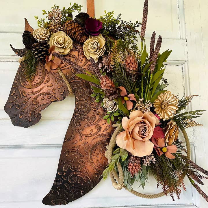 All Designs Equine - Vente Décoration murale - Décoration murale en forme de tête de cheval en bois aspect cuir avec fleurs pour couronne de porte