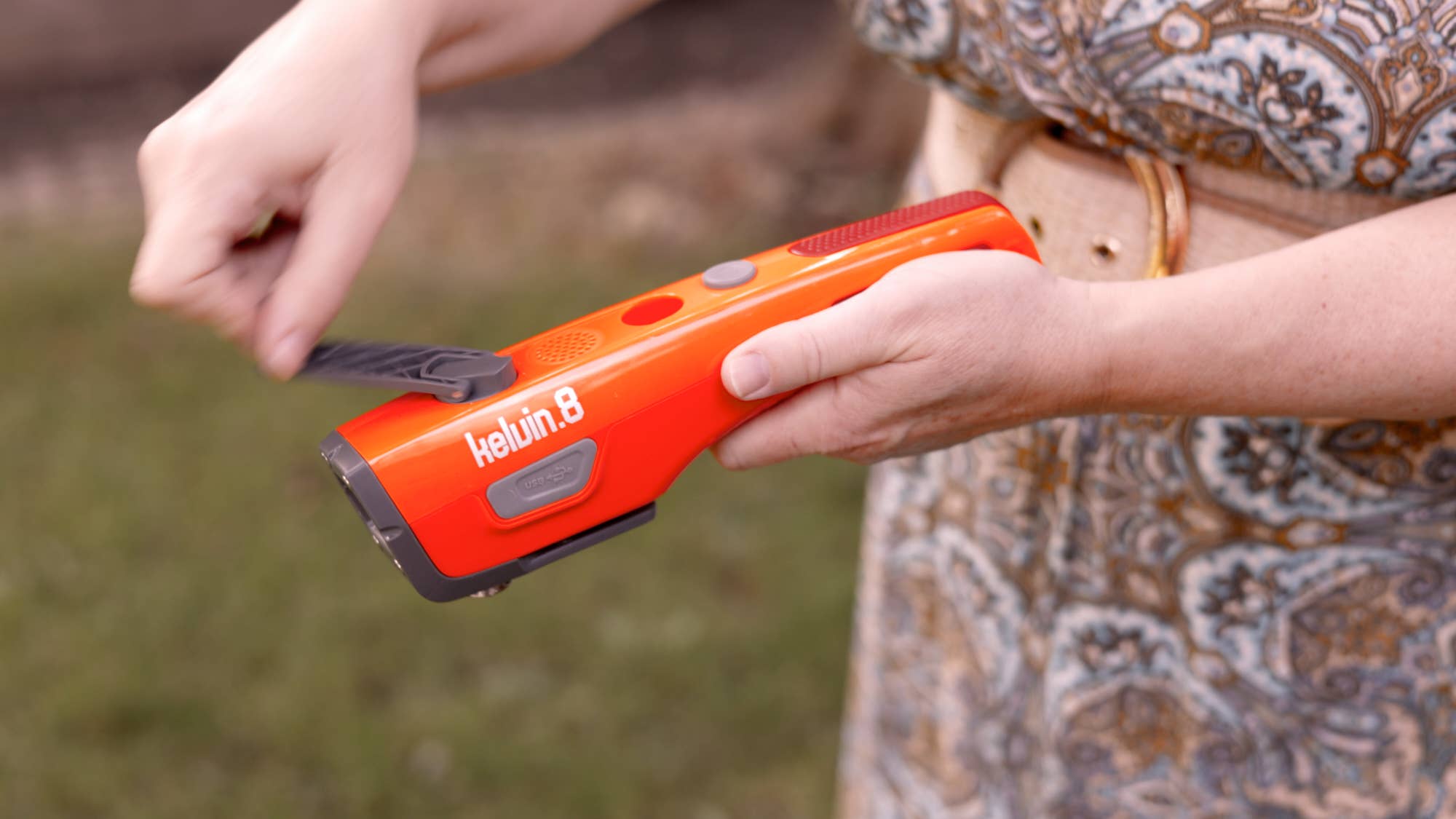 Kelvin Tools - Wholesale Handy Tool - Kelvin 8 - Automotive Emergency Multi Tool & Cell Charger1