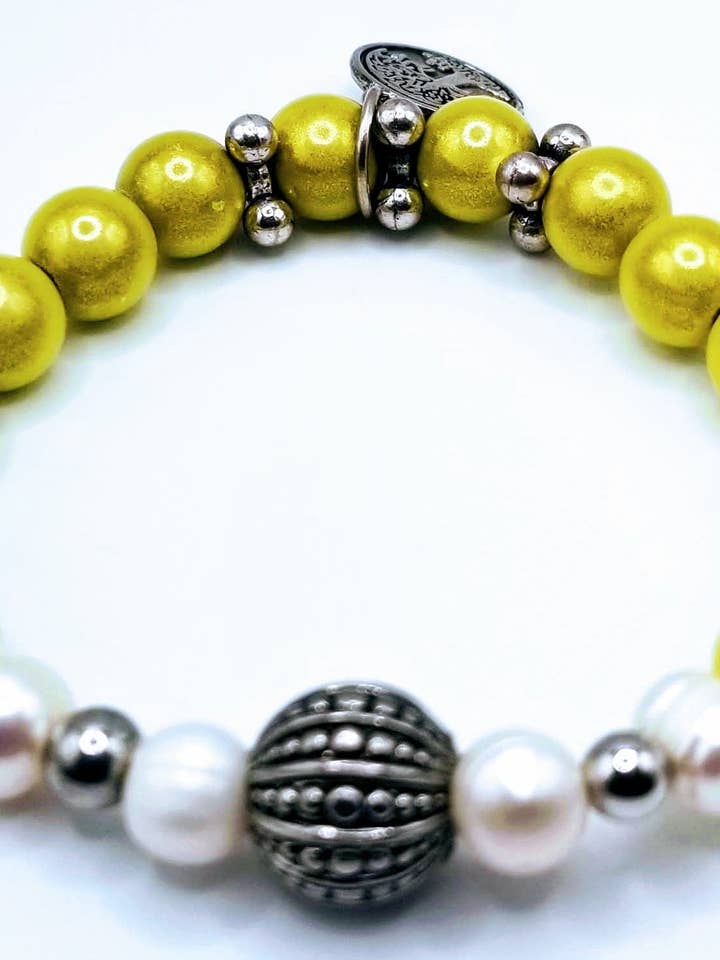 Bracelet jaune citron pour la vente par Handcrafted Jewelry By Teri C
