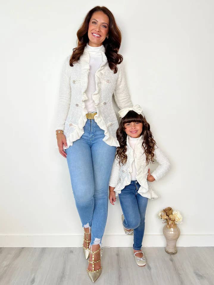 Mommy and Me Elegantes Duo: Elfenbeinfarbener Blazer mit Rüschen-Cardigan für den Großhandel von Mia Belle Girls • Wholesale