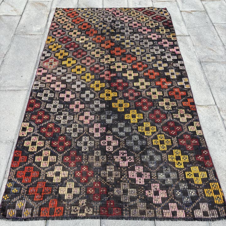 Vintage turkisk antik broderad kilim-matta för wholesale av The Loom Wholesale