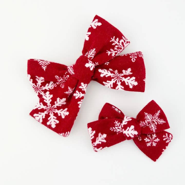 Rød flanel, hvide snefnug hårbuer; Håndbundne buer for engroshandel hos The Effortless Bow