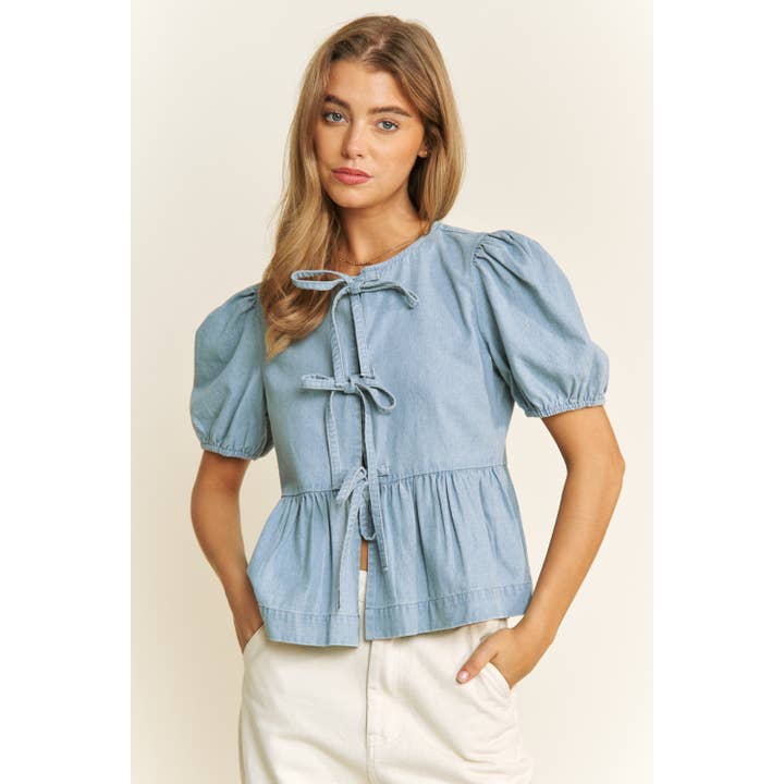 BLUSA TIPO BABYDOLL DE MEZCLILLA LAVADA CON FRENTE ABIERTO Y DETALLE DE LAZO para venta al por mayor de Sweet Generis