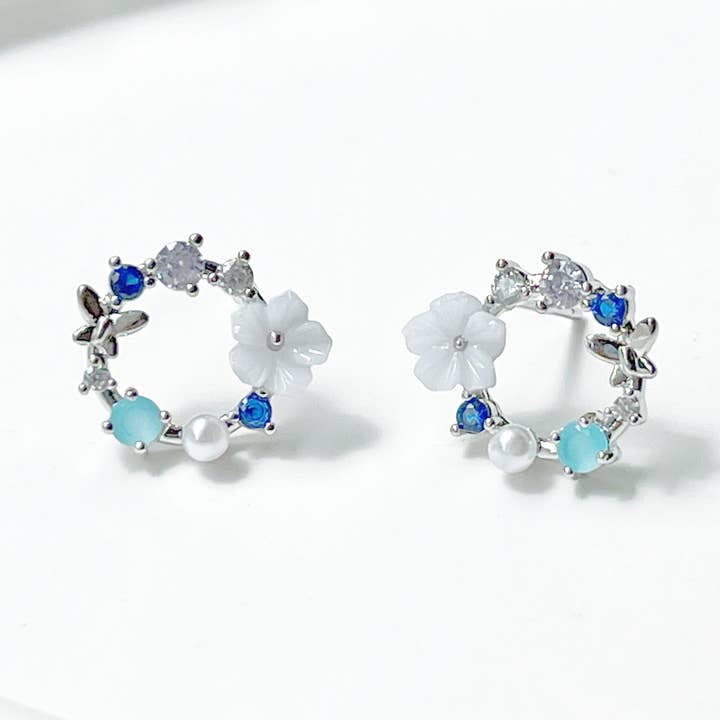 Boucles d'oreilles couronne de fleurs bleues pour la vente par Ninaouity