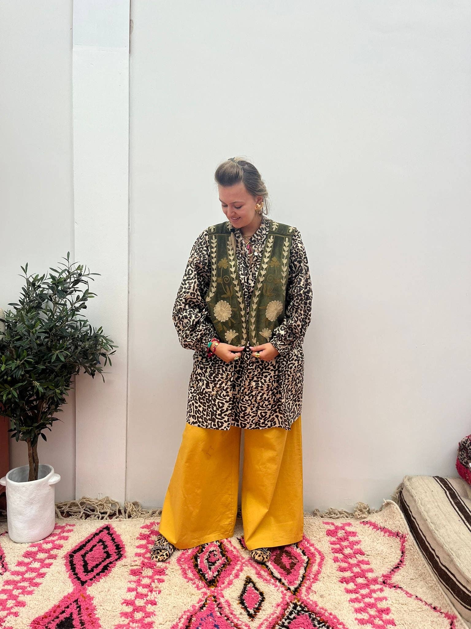 ToutVintage - Wholesale Outerwear Vest - Women's - Suzani velvet Waistcoat green beige5