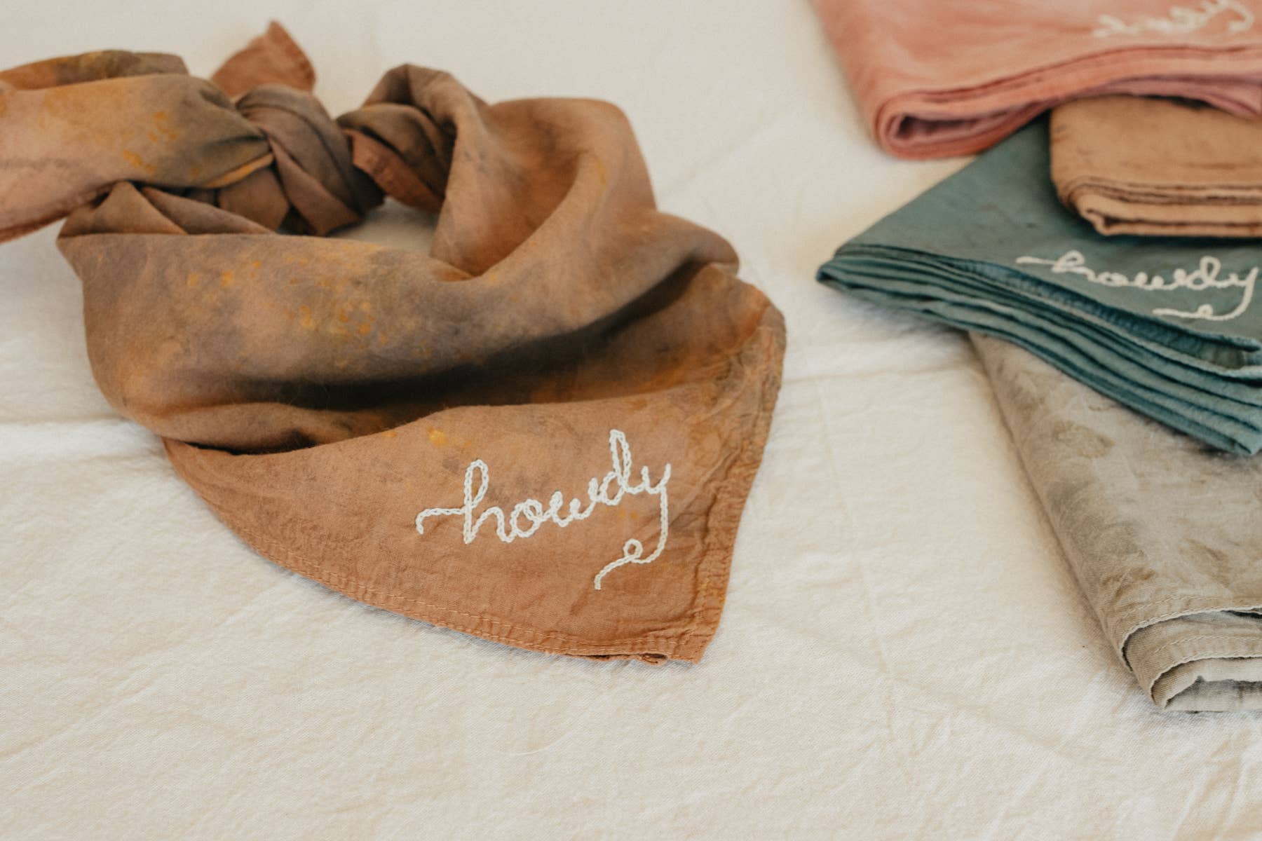 Eloise et moi - Wholesale Bandana - Dames - Met de hand geborduurde Howdy bandana van biologisch katoen - met de hand geverfd2