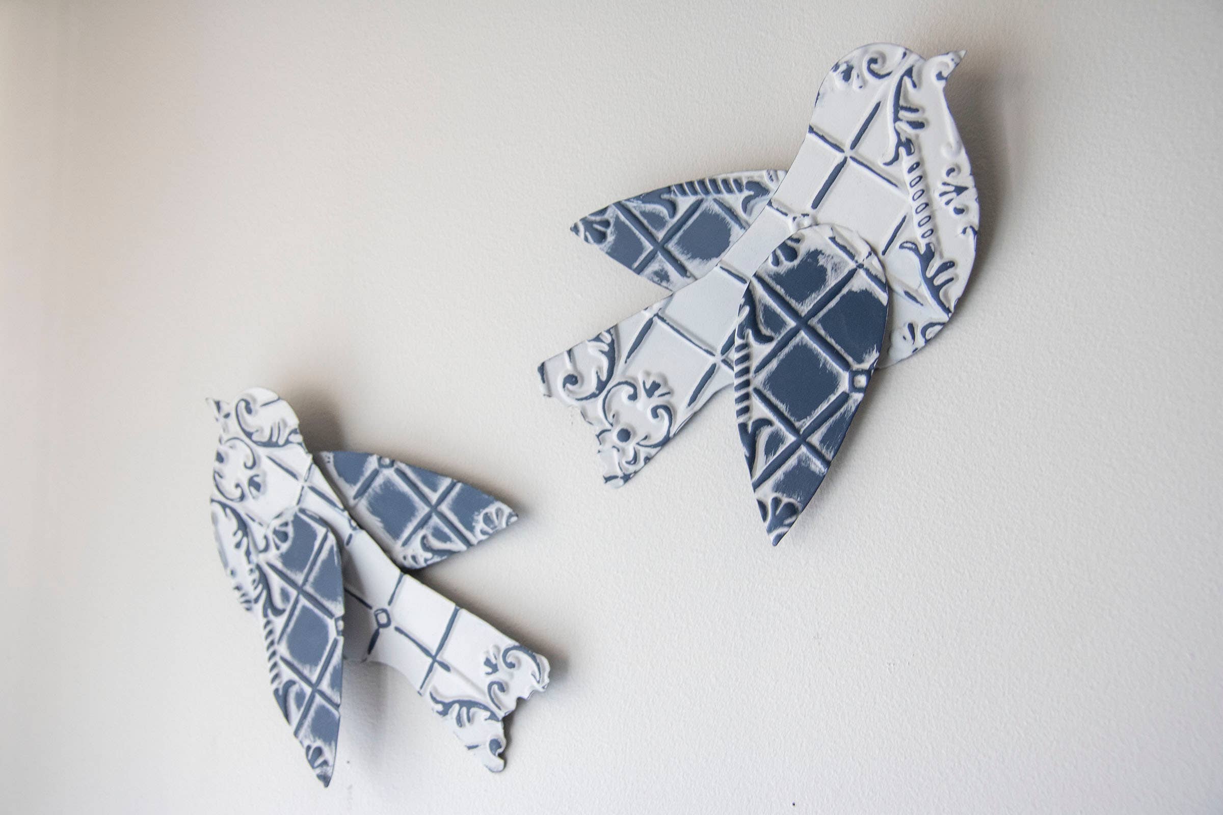 Foreside Home & Garden - Wholesale Wall Accent - SALE - Lizzie Set 2 White Blue Bird Cottage Wall Decor1