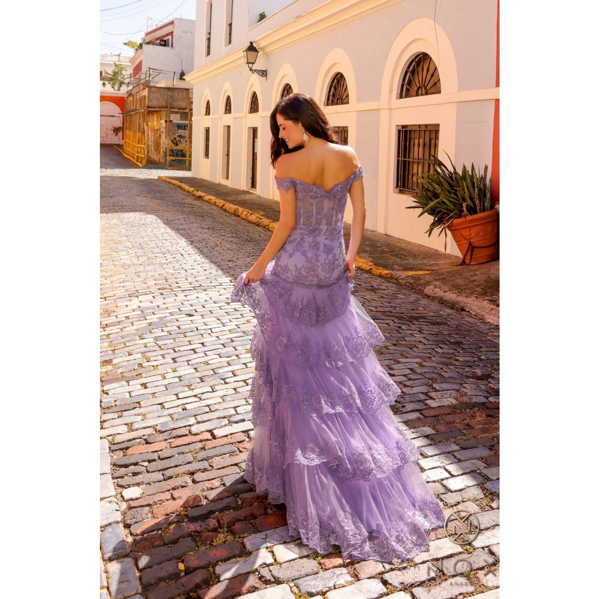 Noxanabel - Vendita all'ingrosso Abito da sera - Donna - Abito da ballo con spacco e volant a spalle scoperte modello A-R13019