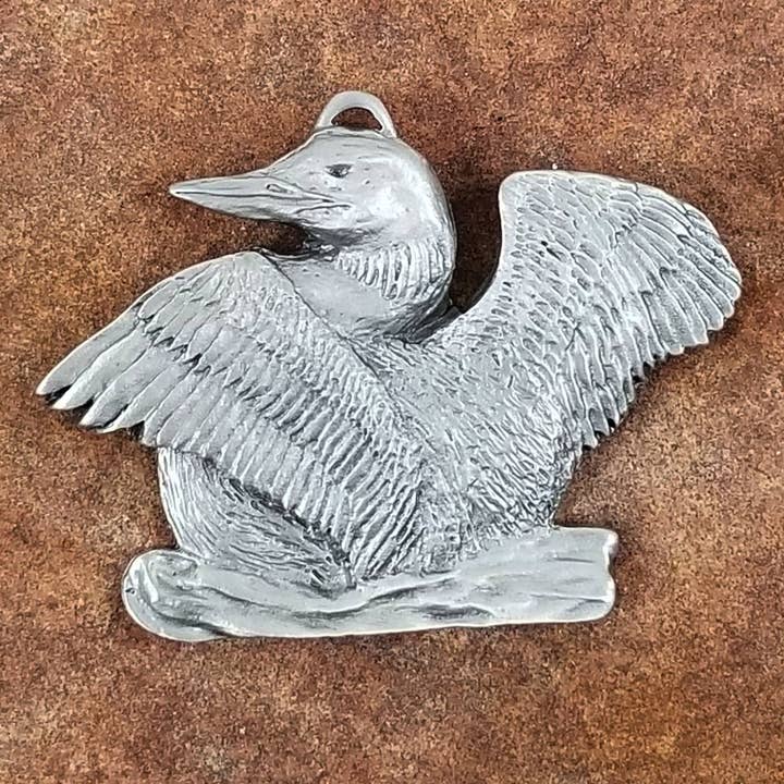 Ornement huard en étain, figurine de huard, décoration de Noël, ornement animalier, sculpture d'oiseau en métal, ornements d'oiseaux, ornements naturels pour la vente par Schumann Sculpture