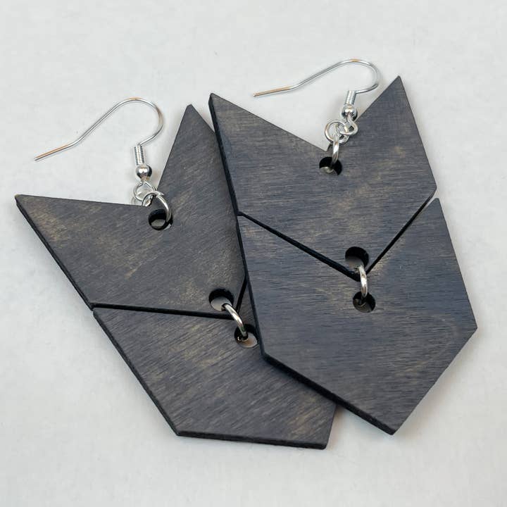 Boucles d'oreilles en bois faites à la main en pierre de style château à grands chevrons pour la vente par Art by Erica H & Rebel Stitchers