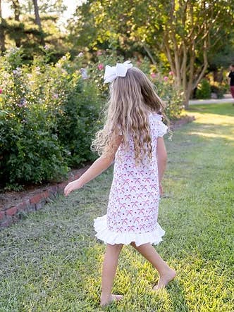 Portez-la avec une robe à manches flottantes en tricot avec nœud pour la vente par Little Louanne Clothing