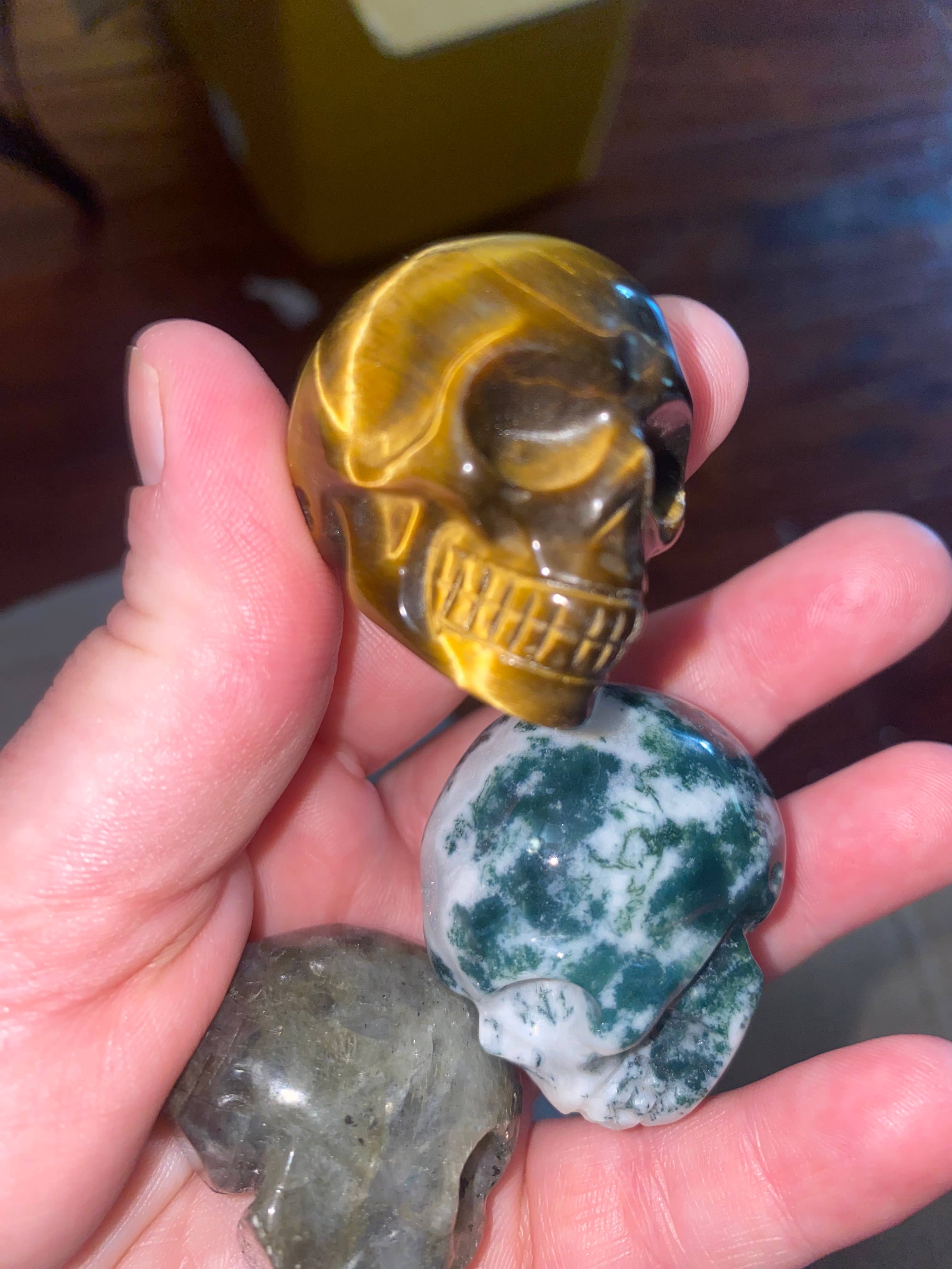 Moon River Designs - Vente Pierre et cristal de spiritualité - Petits crânes de cristal Mystery Skulls 3,8 cm5