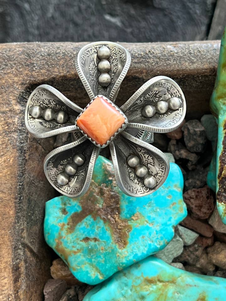Navajo ring i sterlingsilver och myntsilver med blomma och Mercury Dime samt orange spiny oyster av James Begay, justerbar. för wholesale av Nizhonitradersllc