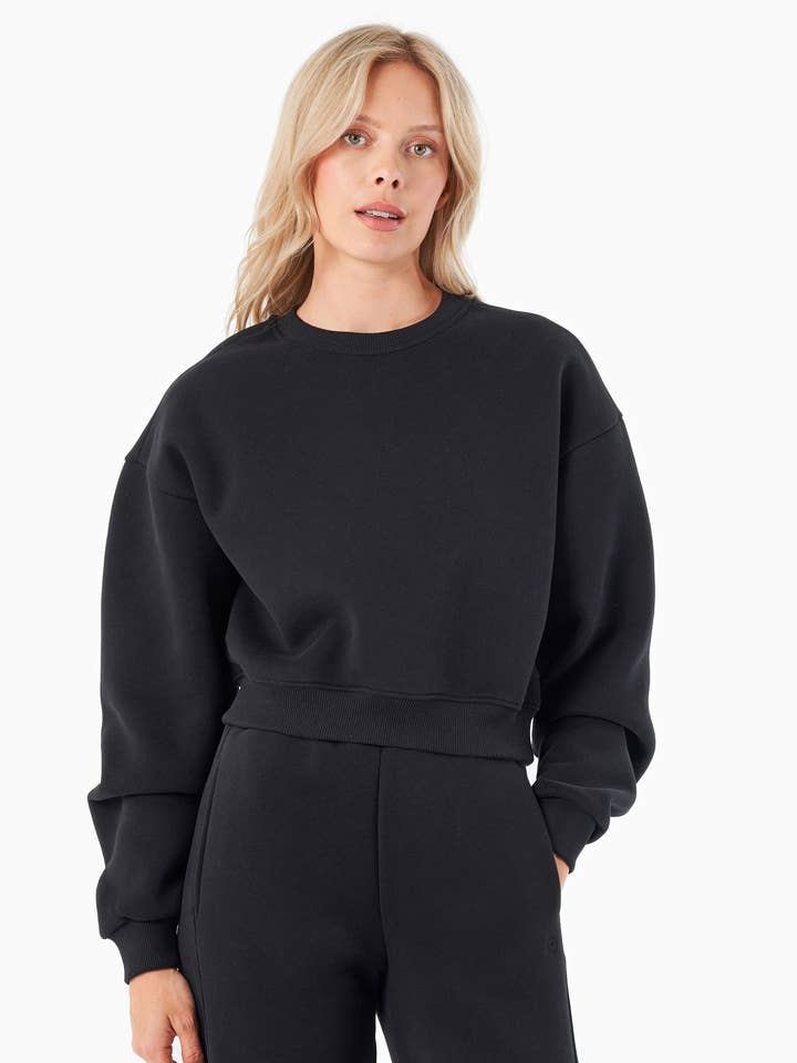 SILLIVIA | Essentials Travel Crop-Sweatshirt aus Bio-Baumwolle und recyceltem Polyester for wholesale by ORGANICATION