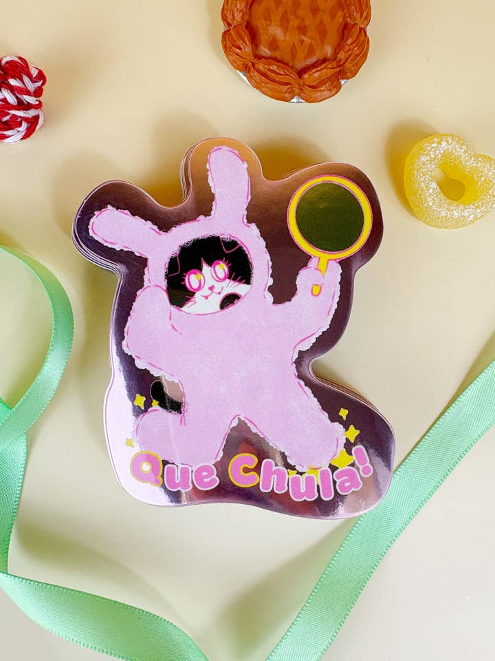 ¡Que Chula! Tuxedo Kat Kanin Klistermærke for engroshandel hos The Wednesday Co