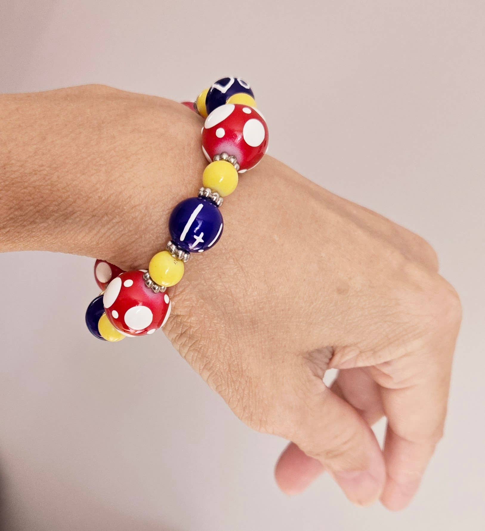 Fiona Accessories - Venta al por mayor Juegos de joyas - Rosie the Riveter Jewelry collar con cuentas pulsera pendientes7