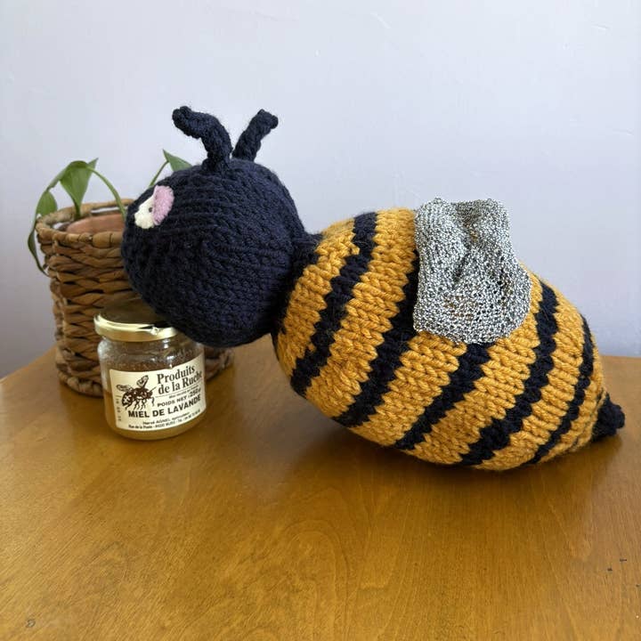 The Spinning Hand - Luxury Knitting Kits – wholesale Material för stickning/virkning – Bee Kind Gosedjur - Humla Mjukisdjur Stickningskit
