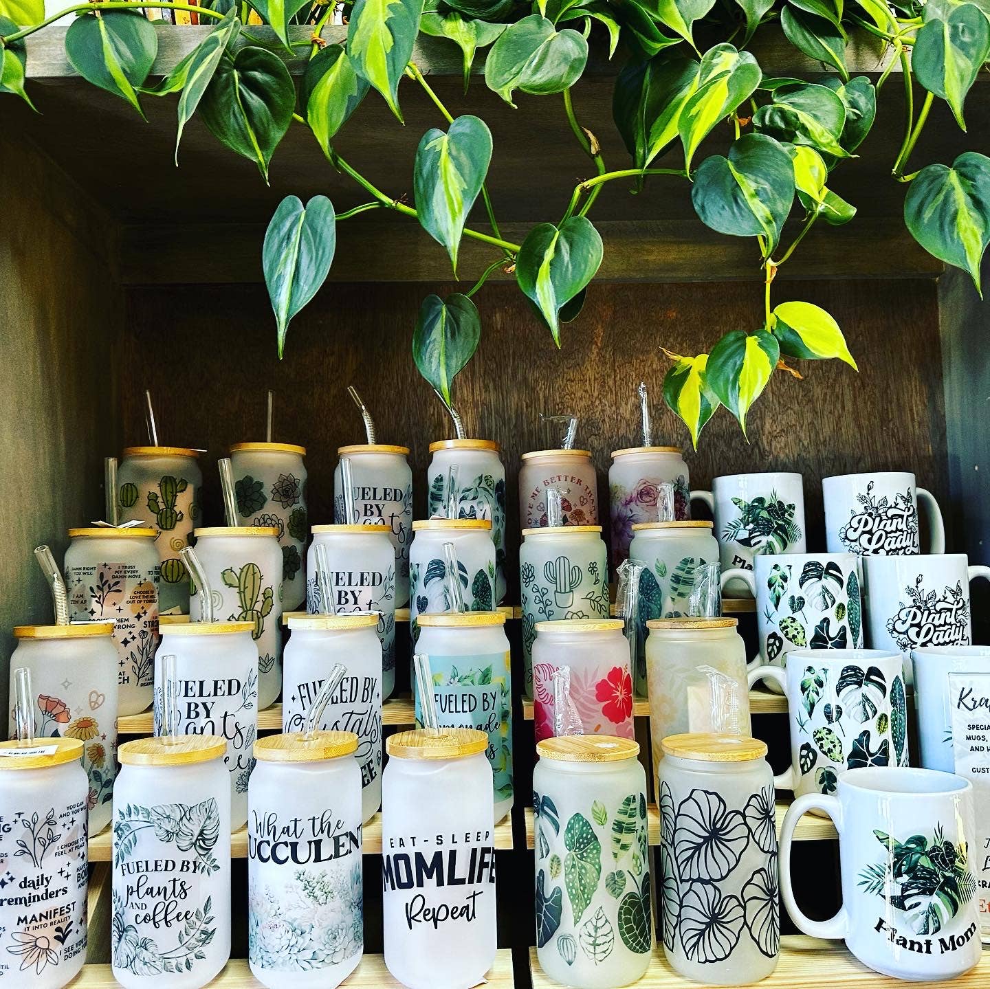 KraftyKathyDesignsCo - Vente Verre/tasse - Canette à bière Plants Tropical Leaves en verre de 18 oz (givré) 1