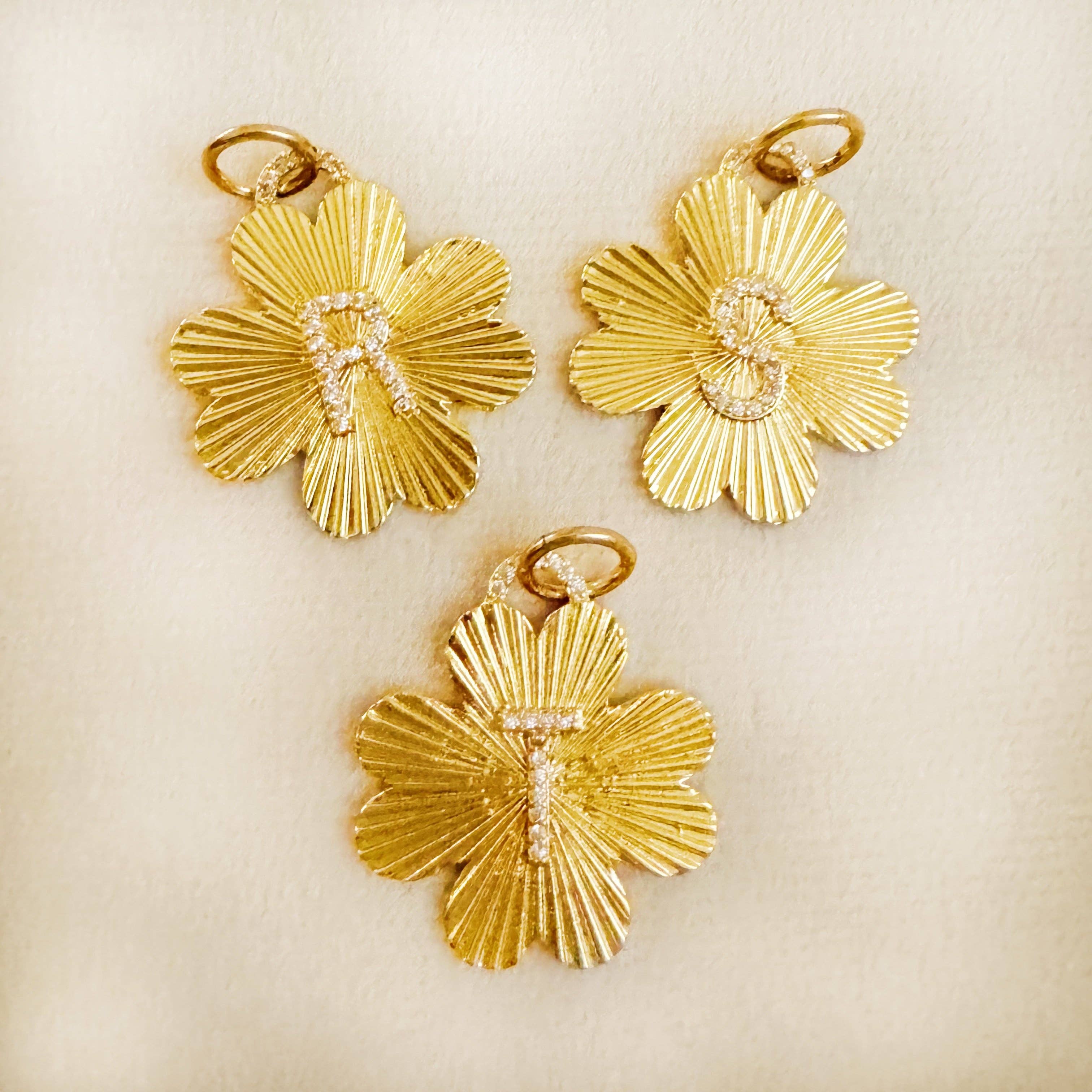 Ellison+Young - Venta al por mayor Abalorios/colgantes individuales - Colgante con clip sin costuras con iniciales de trébol2