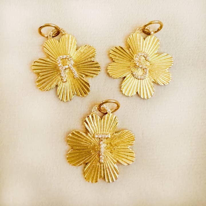 Ellison+Young - Vendita all'ingrosso Ciondolo/pendente - Ciondolo a clip senza cuciture con iniziale Clover2