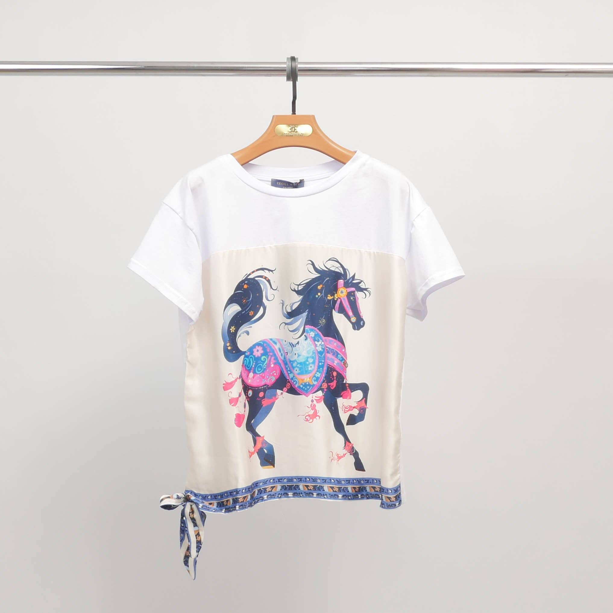 Cecile Wang – wholesale Screen printed t-shirt – Women′s – Scarf print horse T-shirt KD8828-50