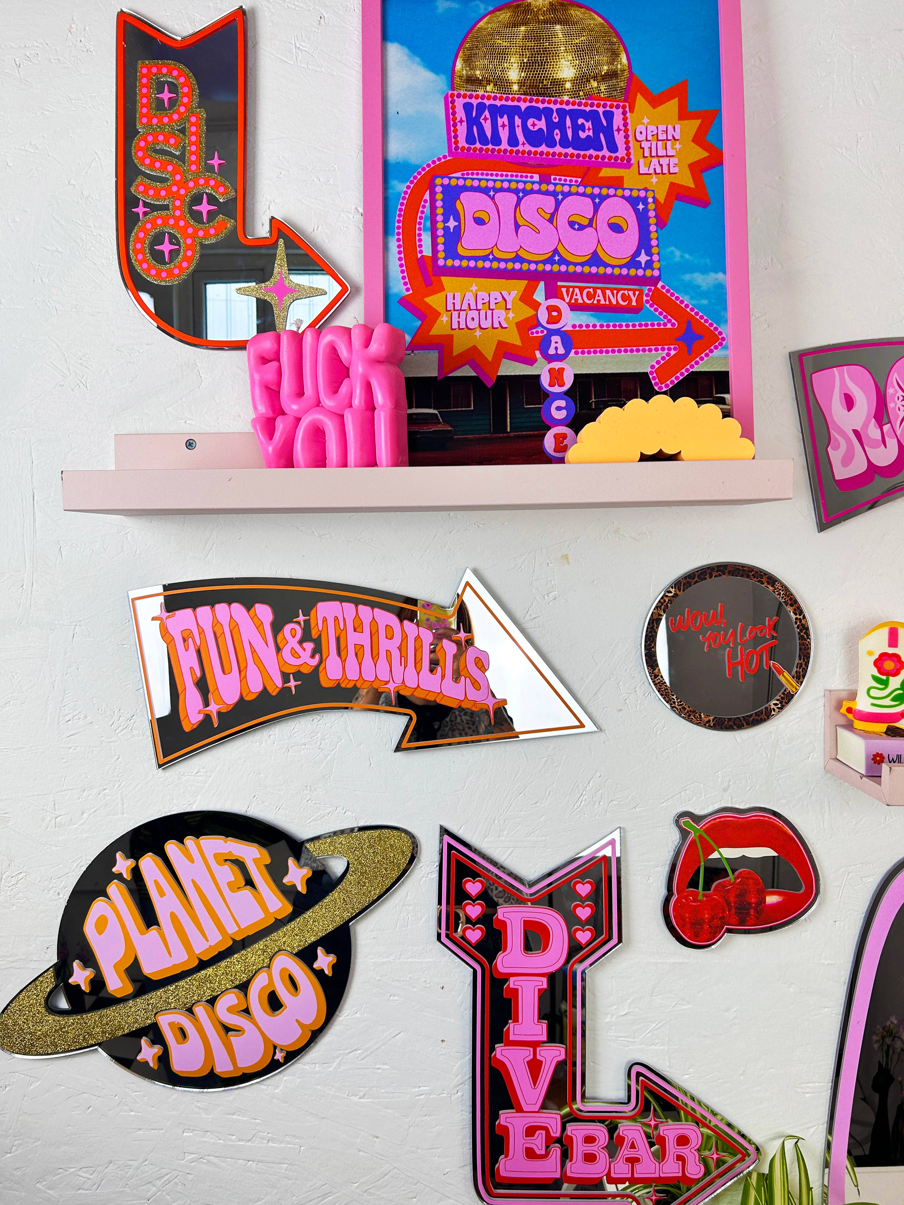 Printed Weird – wholesale Wall mirror – Retro Fun & Thrills Arrow Mirror4