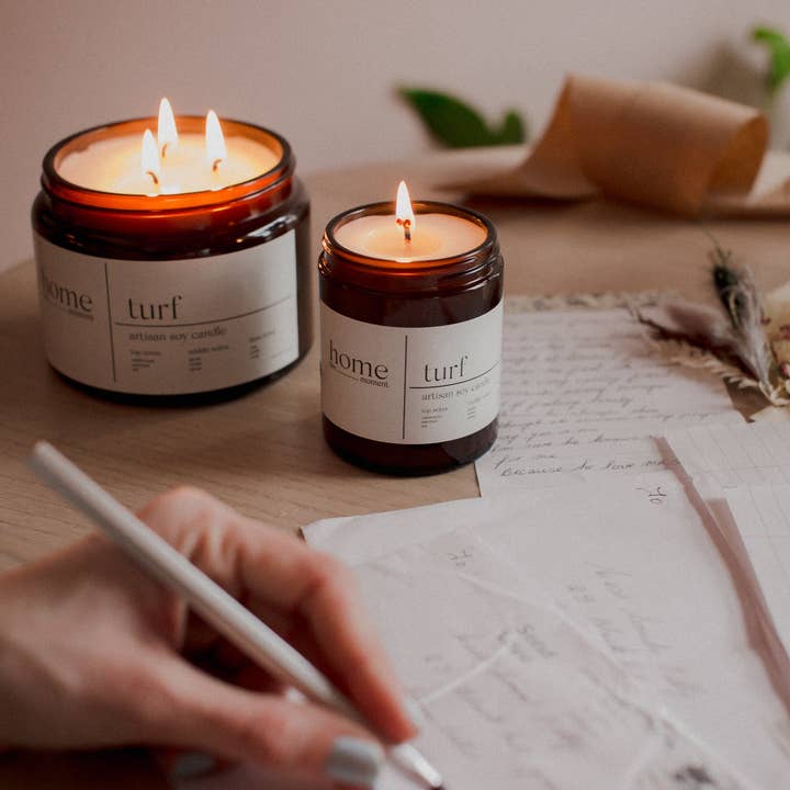 Turf | Vela aromática de madera de cedro y vainilla y otras tendencias de Resultados para velas df al por mayor. Devoluciones gratuitas y condiciones de pago a 60 días en Faire en Faire.
