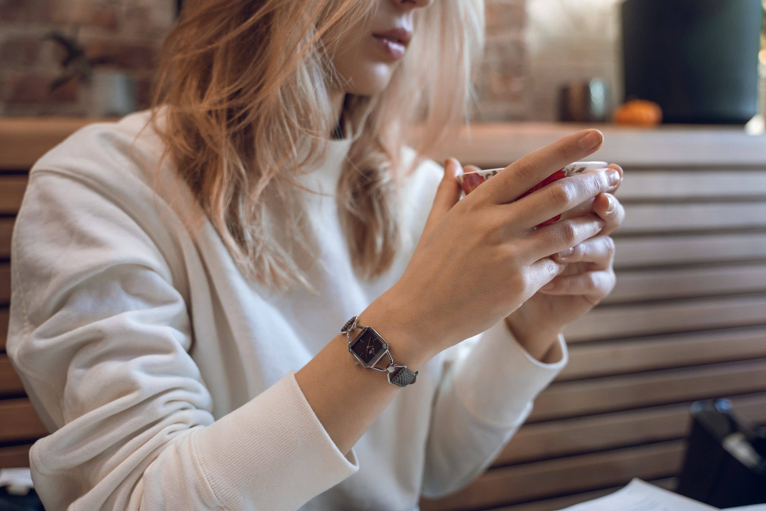 by M degrees – wholesale Armbandsur - Dam – Vintage-inspirerad fyrkantig silverklocka | Grå läderrem2