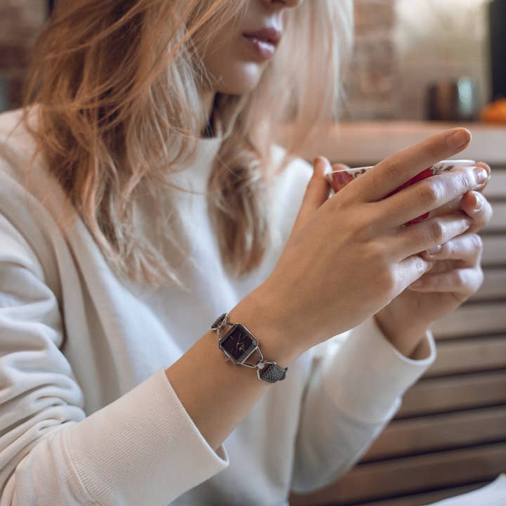 by M degrees – wholesale Armbandsur - Dam – Vintage-inspirerad fyrkantig silverklocka | Grå läderrem2