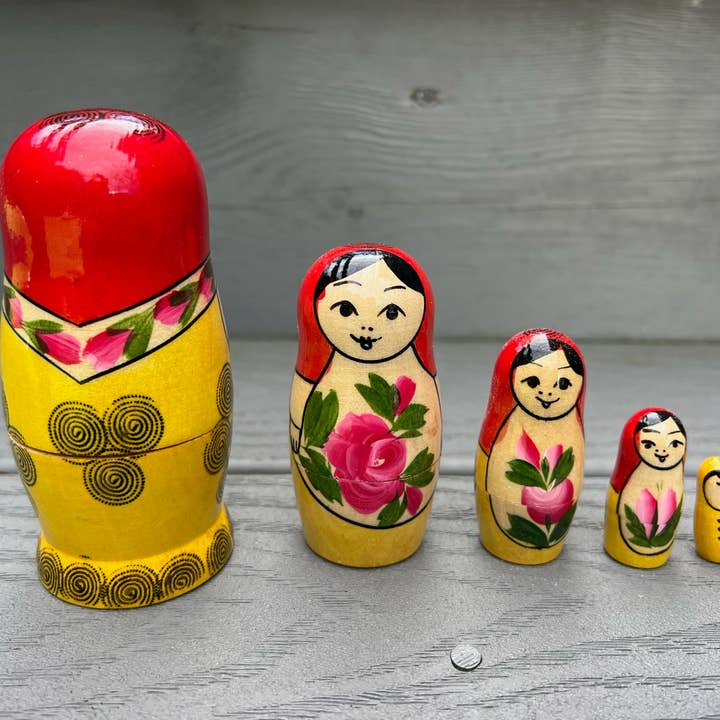 GSZ corporation DBA Gabriella's Gifts - Venta al por mayor Muñeca - Niños - Pequeño juego de muñecas de anidación tradicional, 5 unidades/4,5" Matryoshkas3