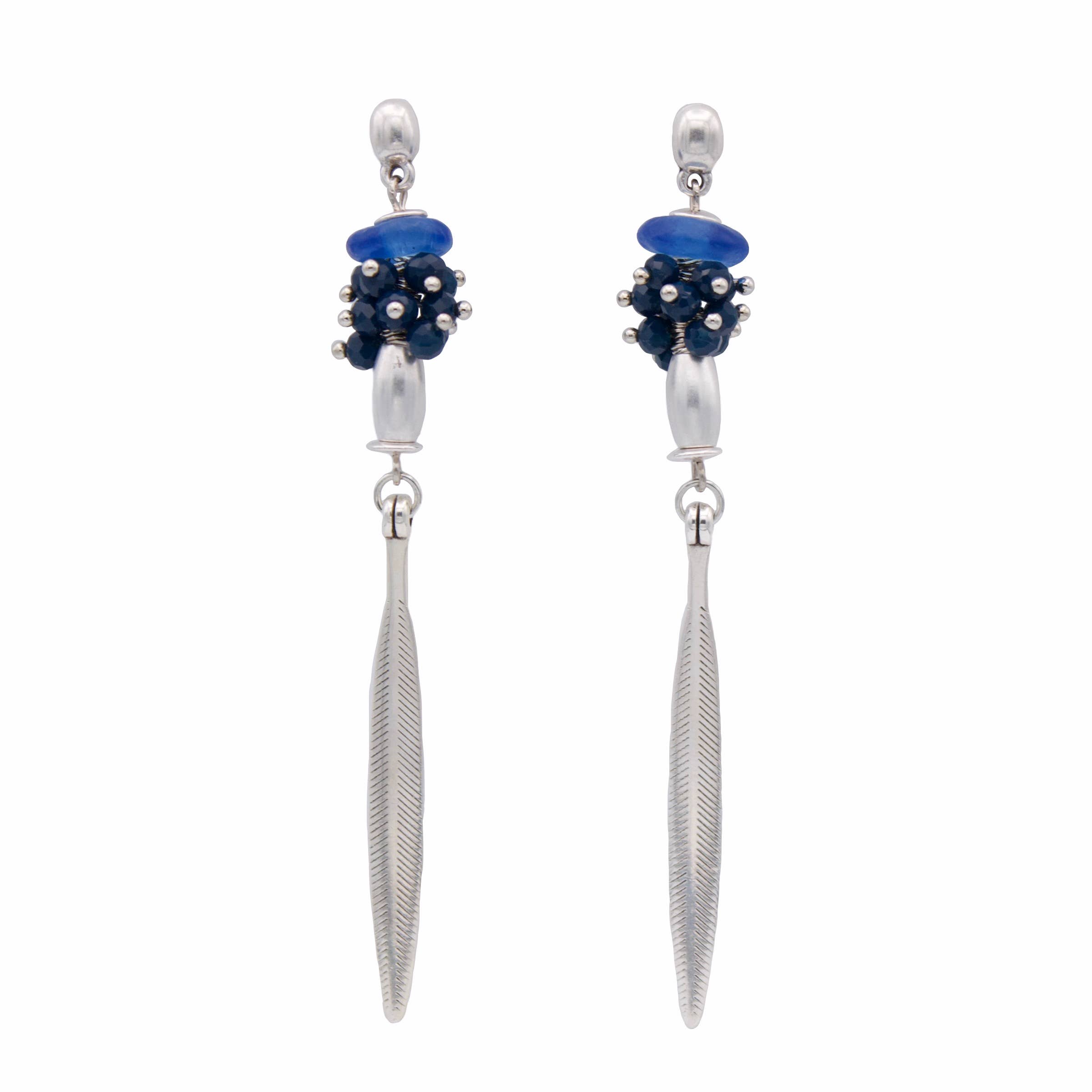 Araracuara – Brincos de argola por atacado – Brincos de prata CALARCÁ com contas taupe e pendente de folha3