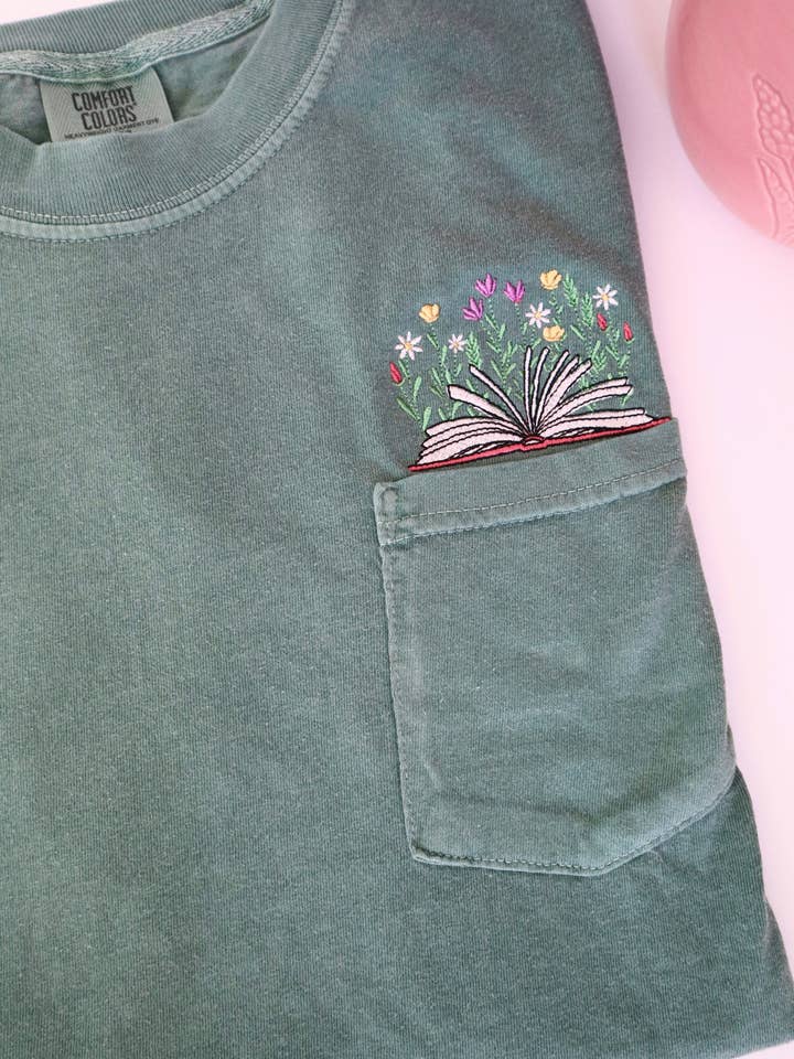 T-shirt ricamata con libro floreale in fiore per la vendita all'ingrosso da parte di Tessa & Tiana Boutique